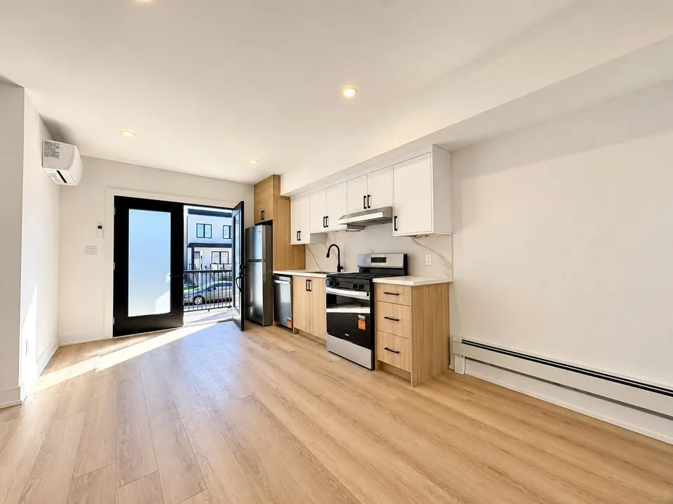 1 - 228 Robina , Toronto